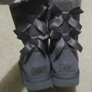 Ugg Bailey Bow size 6